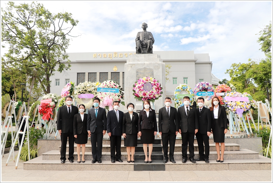 อธิบดีกรมบังคับคดีร่วมพิธีวางพวงมาลาถวายสักการะเนื่องใน 